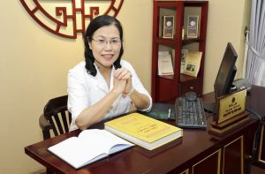 Tiến sĩ - Bác sĩ CKII Nguyễn Thị Vân Anh nghiên cứu tư liệu trong cuốn Châu Bản triều Nguyễn